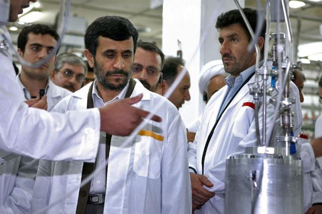 O presidente iraniano em 2008, Mahmoud Ahmadinejad (centro) visita as instalações de enriquecimento de urânio de Natanz em 8 de abril de 2008, 300 km ao sul de Teerã - Ahmadinejad anunciou na televisão estatal iraniana durante a visita que o Irã havia iniciado a instalação de 6.000 novas centrífugas, acrescentando a às 3.000 centrífugas já instaladas