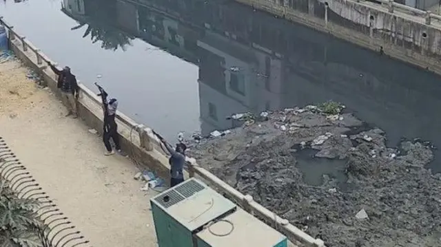  চাঁদা না পেয়ে গত ২৮শে ফেব্রুয়ারি চট্টগ্রামের এক ব্যবসায়ীর বাসা লক্ষ্য করে এভাবে গুলি ছোঁড়া হয়