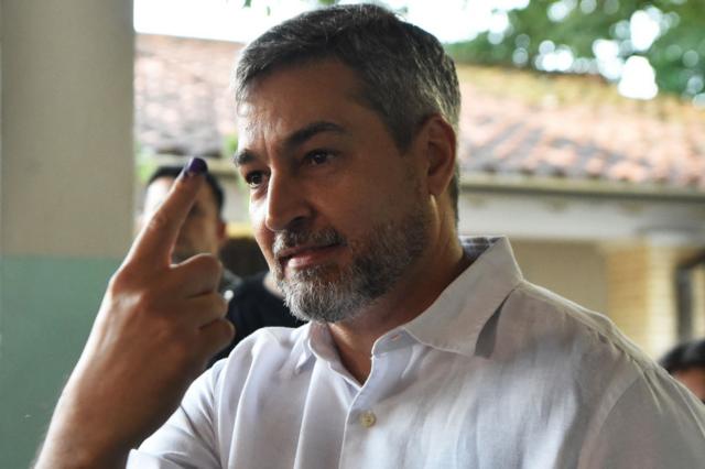 Mario Abdo Benitez, mostra o dedo tatuado após votar na escola Republicatwister roleta onlineChile,twister roleta onlineAssunção,twister roleta online30twister roleta onlineabriltwister roleta online2023, durante as eleições presidenciais.