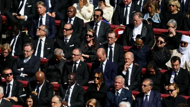 숄츠 독일 총리(오른쪽) 옆에 앉은 윌리엄 영국 왕세자(가운데) 