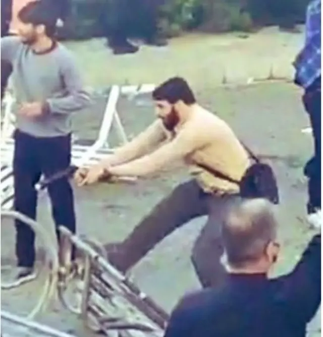 یک مامور لباس شخصی حکومت به سوی معترضان شلیک می کند