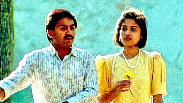 ફિલ્મના એક દૃશ્યમાં દિલીપ જોશી અને રેણુકા શહાણે