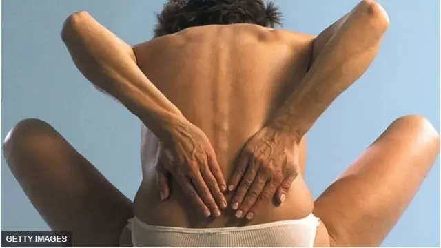 Obinrin to bọ ara silẹ