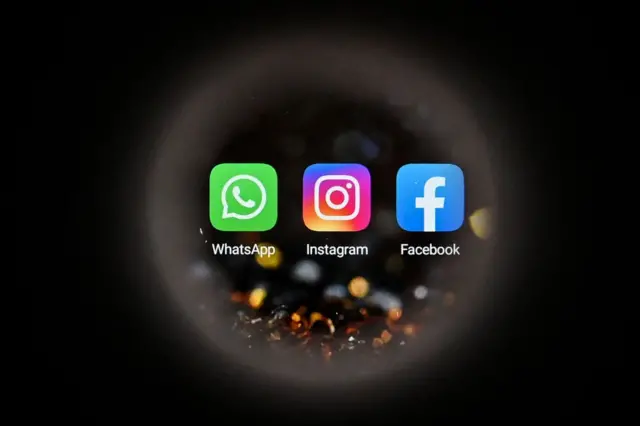 Símbolos de redes sociais em fundo preto