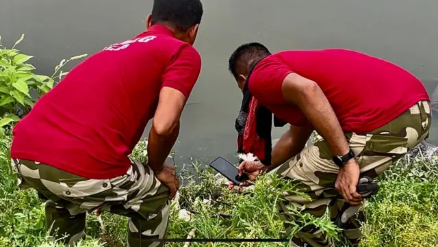 তদন্তকারীরা উদ্ধার হওয়া সব জিনিসের ছবিও তুলে রাখছেন