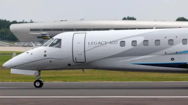 Wakaaladda wararka ee Reuters ayaa ku warantay in Ibraahim uu diyaaradda ka kireeystay ganacsade reer Lubnaan ah oo lagu magacaabo Mohammed Wahbi