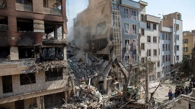 Destrucción en una zona de apartamentos en Irán por ataques de Israel.