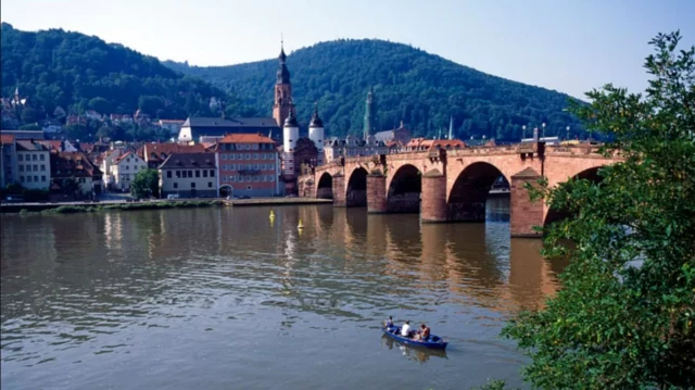 جرمنی کے رومان پرور شہر ہائیڈل برگ میں دریائے نیکر کا کنارہ جہاں اقبال اور ایما کی محبت پروان چڑھی