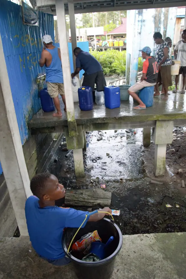 krisis air bersih, agats, asmat, papua selatan, antri air, gizi buruk