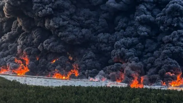 Велика пожежа з димом на складі