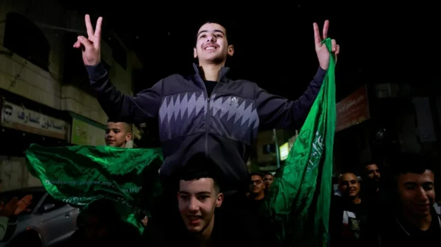 ফিলিস্তিনিরা মুক্তি পাওয়ার পর পশ্চিম তীরে উৎসব হয়।