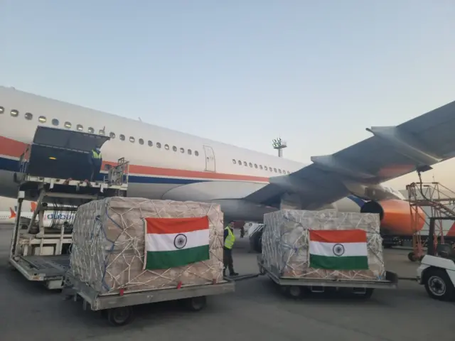 کابل هوايي ډګر کې د مرستې توکي چې پرې هندي بیرغ لګول شوی.