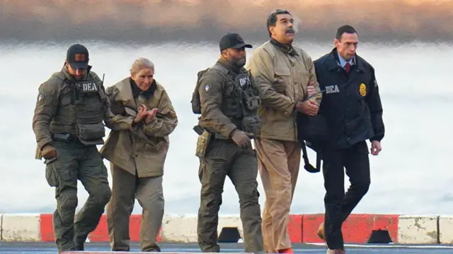 Nicolás Maduro y su esposa, Cilia Flores, esposados después de aterrizar en un helipuerto de Manhattan, escoltados por agentes federales.