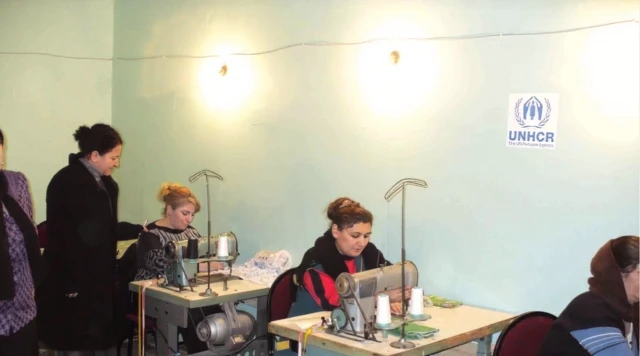 Женщины работают на швейных машинках в недавно созданном центре психосоциальной реабилитации в бывшем санатории.