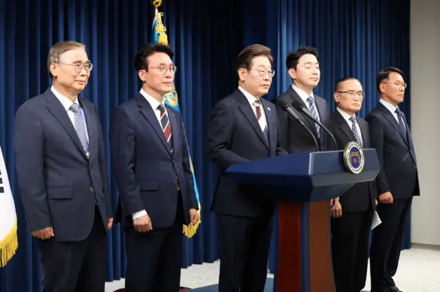 이재명 대통령이 4일 서울 용산구 대통령실 청사 브리핑룸에서 국무총리와 국정원장, 대통령 비서실장 등 인선발표를 하고 있다