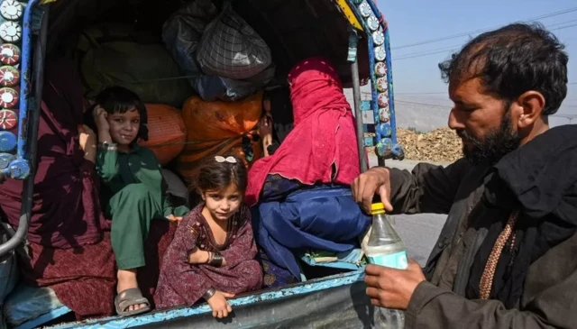 ပါကစ္စတန်၊ တရားမဝင် နိုင်ငံရွှေ့ပြောင်းသူများ၊ အာဖဂန်နစ္စတန်