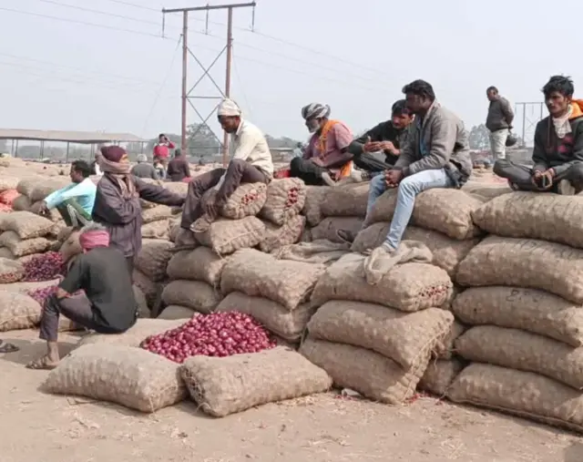 ડુંગળીના ખેડૂતો ઓછા ભાવે પાક આપવા બન્યા મજબૂર