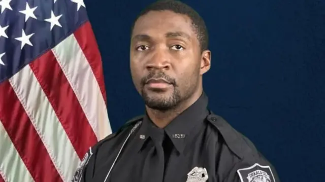 رجل الشرطة على خلفية زرقاء داكنة وعلم أمريكي