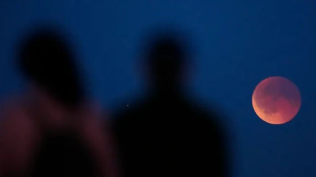 Oṣupa ẹlẹjẹ ninu okunkun loju ọrun