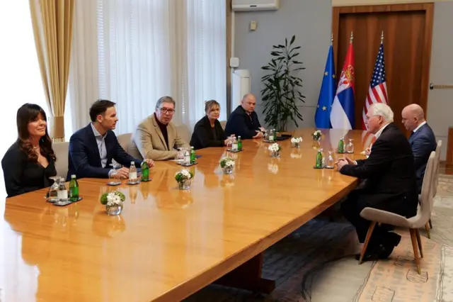 Ambasador Hil na sastanku sa predsednikom Srbije Aleksandrom Vučićem, uz saradnike