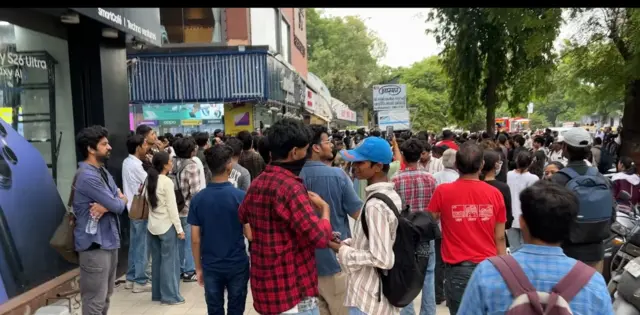 એકઠા થયેલા લોકોની અન્ય એક તસવીર એમજે લાઇબ્રેરી નજીક વિરોધપ્રદર્શન કરી રહેલા એક પ્રદર્શનકારીની તસવીર અમદાવાદમાં Gen Z એ પ્રદર્શનોમાં પોલીસને કેવી રીતે હંફાવી, MJ લાઇબ્રેરી પાસે થયેલું વિરોધપ્રદર્શન કેમ 'ખાસ' હતું? ગુજરાત કૉક્રોચ જનતા પાર્ટી નીટ પેપર લીક પ્રદર્શન જંતર મંતર દિલ્હી નરેન્દ્ર મોદી ધર્મેન્દ્ર પ્રધાન સોનમ વાંગચુક અભિજિત દીપકે વિદ્યાર્થીઓ યુવાનો રાહુલ ગાંધી કૉંગ્રેસ આપ