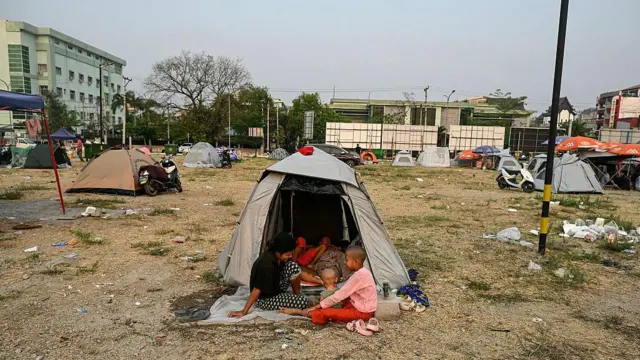 ဧပြီလ၃ ရက် နေ့တုန်းက တွေ့ရတဲ့ မန္တလေးမြို့က ငလျင်ဘေးရှောင်ပြည်သူတွေ 