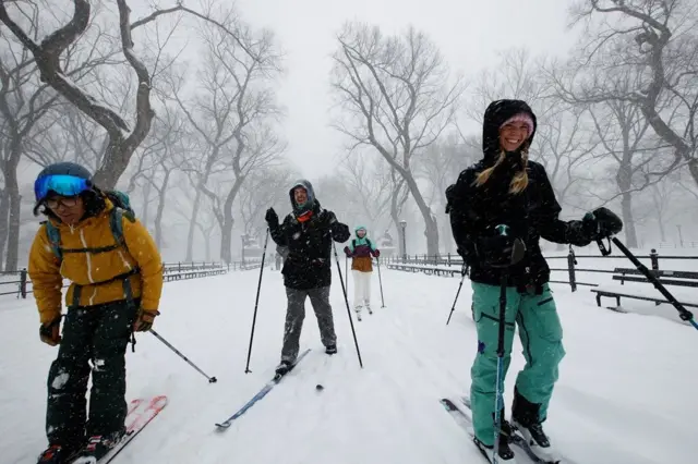 мећава у њујорку, скијаши по снегу у Њујорку