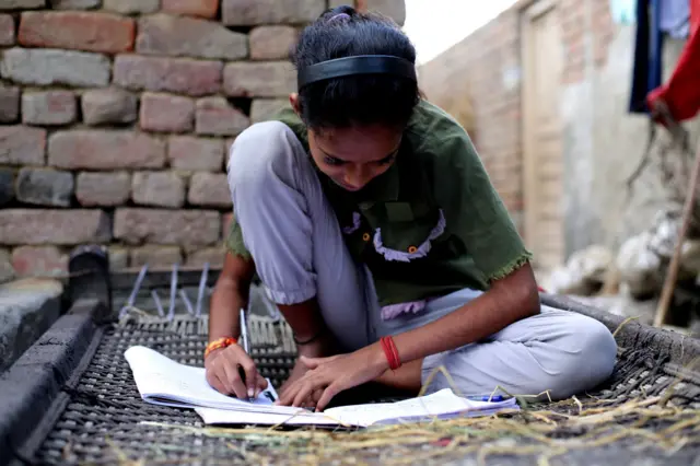 मुली मासिक पाळीदरम्यान शाळेत गैरहजर सुद्धा राहतात. (प्रातिनिधीक छायाचित्र)