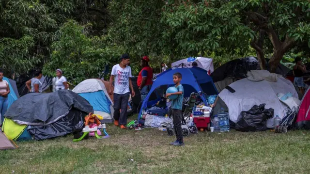 Personas desplazadas por los terremotos que sacudieron el país el 24 de junio viven en tiendas de campaña en un parque de Caracas, Venezuela.