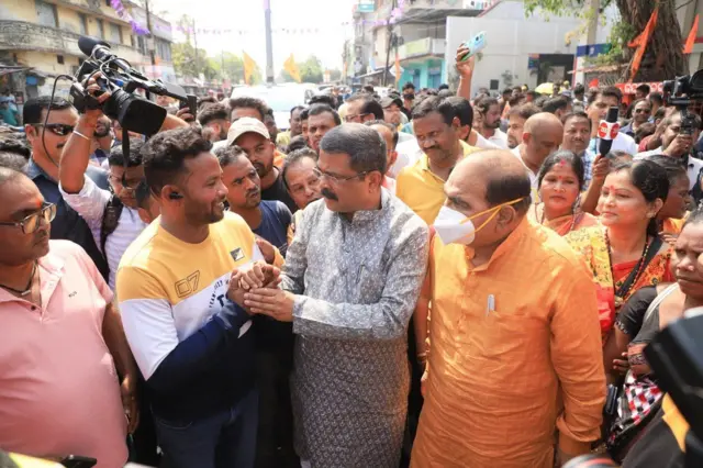 चुनाव प्रचार करते केंद्रीय मंत्री और भाजपा नेता धर्मेंद्र प्रधान