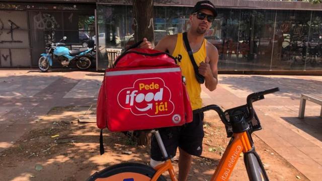 Entregador Pedro Ivo Ribeiro comneteller jogos casinobicicleta e mochila no Largo da Batata