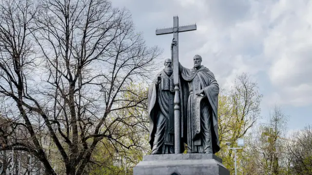 கலிலியோ: பூமி சூரியனை சுற்றுவதாக சொன்னதற்காக மண்டியிட்டு மன்னிப்பு கேட்டது ஏன்?