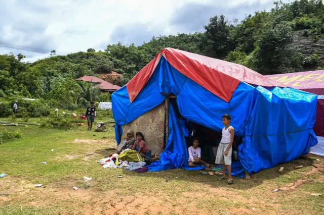 Sejumlah pengungsi bencana banjir bandang dan longsor berada di tenda di Kelurahan Hutanabolon, Kecamatan Tukka,Tapanuli Tengah, Sumatera Utara, Minggu (8/12/2025).