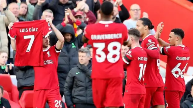 Los jugadores del Liverpool se solidarizaron con Luis Díaz.