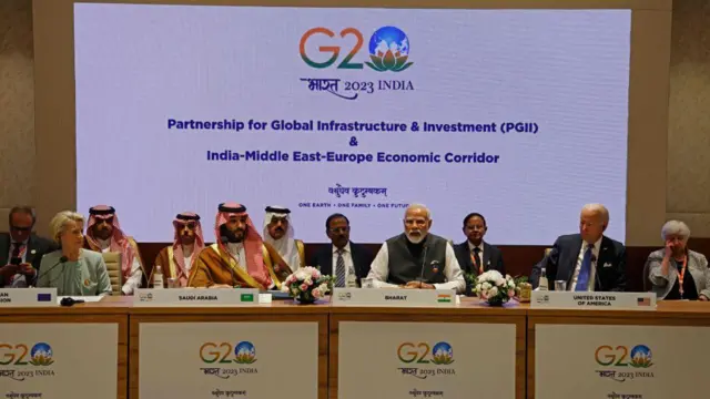 সম্মেলনের একটি বৈঠকে নরেন্দ্র মোদী ও অন্য বিশ্বনেতারা