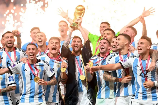 Lionel Messi mengangkat Trofi Juara Piala Dunia FIFA Qatar 2022 setelah pertandingan Final Piala Dunia FIFA Qatar 2022.