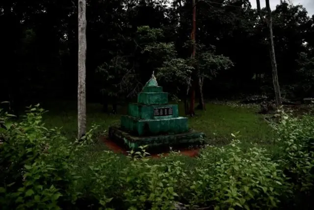 सुरक्षा दलांच्या एक कॅम्पजवळ, महामार्गाच्या दुसऱ्या बाजूला हे स्मारक दिसलं