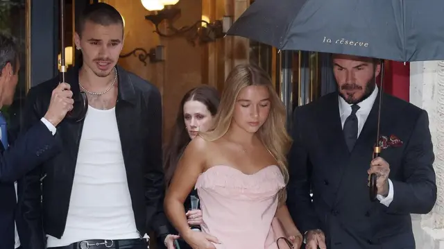 Romeo Beckham, Harper Beckham y David Beckham, saliendo de su hotel antes del desfile de Victoria Beckham durante la colección Primavera Verano 2026 de mujer como parte de la Semana de la Moda de París el 3 de octubre de 2025 en París, Francia.