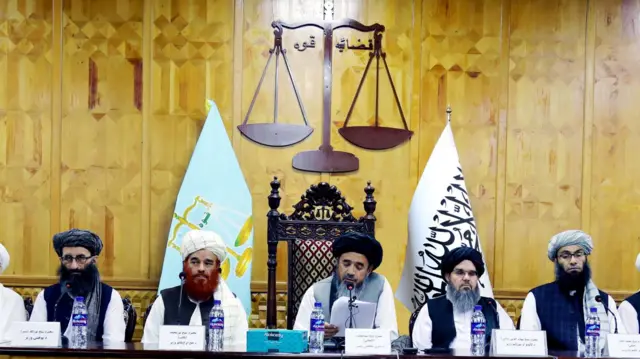 قاضیالقضات و شماری از مقامهای ارشد طالبان در دادگاه عالی