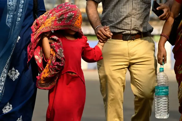 তীব্র গরমে শিশুদেরকে নিয়ে বাইরে যাওয়া উচিৎ না। 