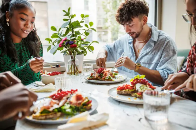 Un grupo de amigos comiendo