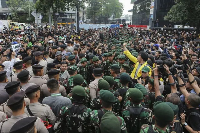 Polisi dan personel militer Indonesia memblokir jalan selama protes mahasiswa di Jakarta, Indonesia, pada 12 Juni 2026.