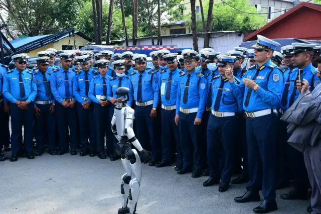 ट्राफिक प्रहरी रोबोटको परीक्षण गर्दै