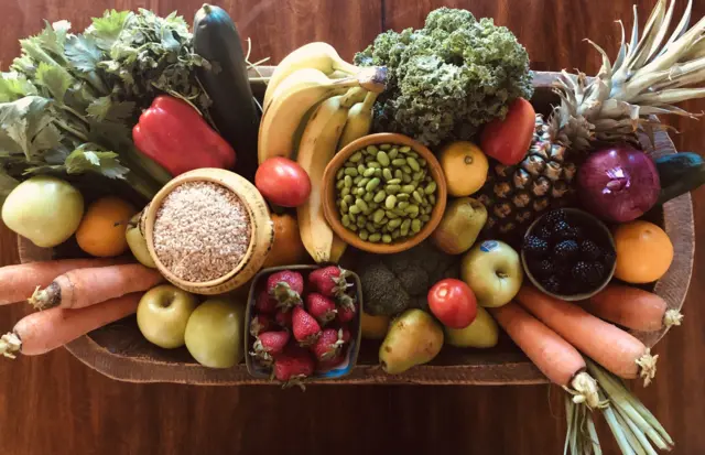 Un bol de pâte rempli de fruits et légumes frais et biologiques 