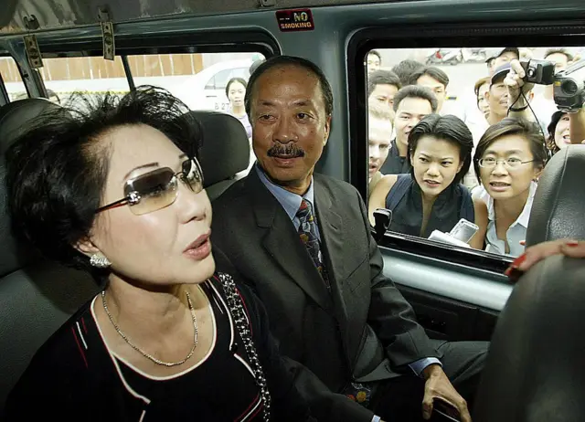 Ông Nguyễn Cao Kỳ và vợ là bà Đặng Tuyết Mai trong chuyến trở lại Việt Nam vào năm 2004