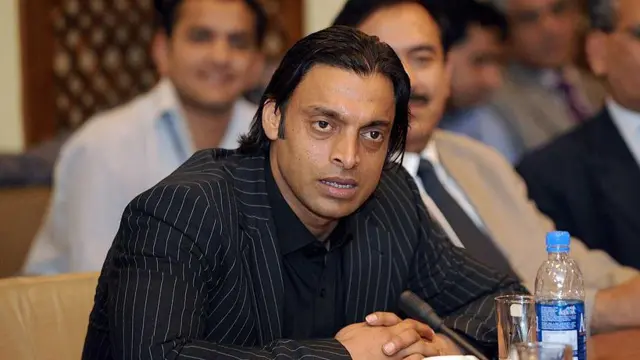 इस्लामाबाद में 2008 की संसदीय ब्रीफिंग के दौरान शोएब अख़्तर, जिन पर उस समय पांच साल का प्रतिबंध लगाया गया था