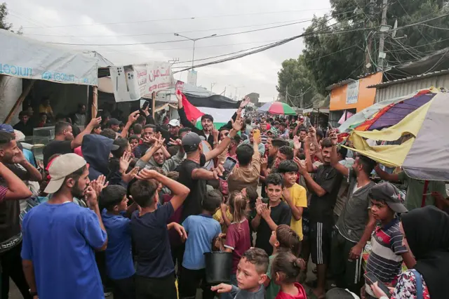 গাজায় হাত তুলে নেচে গেছে মানুষের উল্লাস