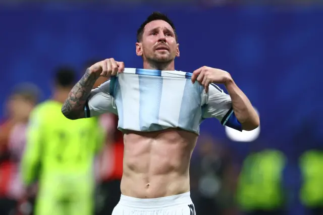 Messi levanta con sus manos la camiseta