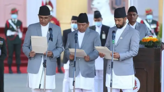 पुष्पकमल दाहालको मन्त्रिपरिषद्मा शपथ लिँदै विष्णु पौडेल, नारायणकाजी श्रेष्ठ र रवि लामिछाने उपप्रधानमन्त्री