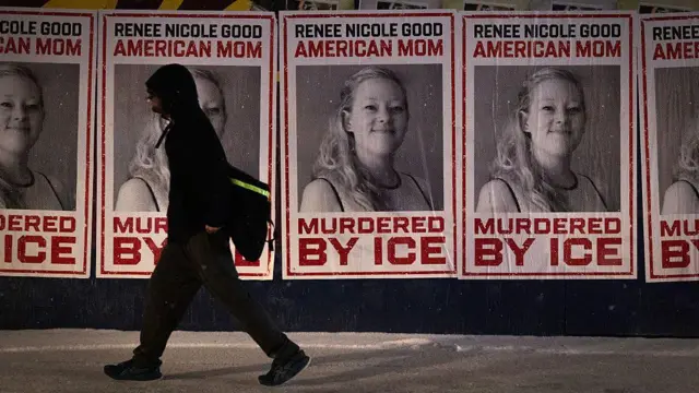 အိုင်စီအီးအရာရှိတစ်ဦးရဲ့ပစ်ခတ်မှုကြောင့် ရီနီးသေဆုံးခဲ့ပြီးနောက် တစ်နိုင်ငံလုံးအတိုင်းအတာနဲ့ ဆန္ဒထုတ်ဖော်မှုတွေရှိလာခဲ့ပါတယ်။ ရီနီးရဲ့ပိုစတာဘေးကနေ ဖြတ်လျှောက်သွားသူတစ်ယောက်